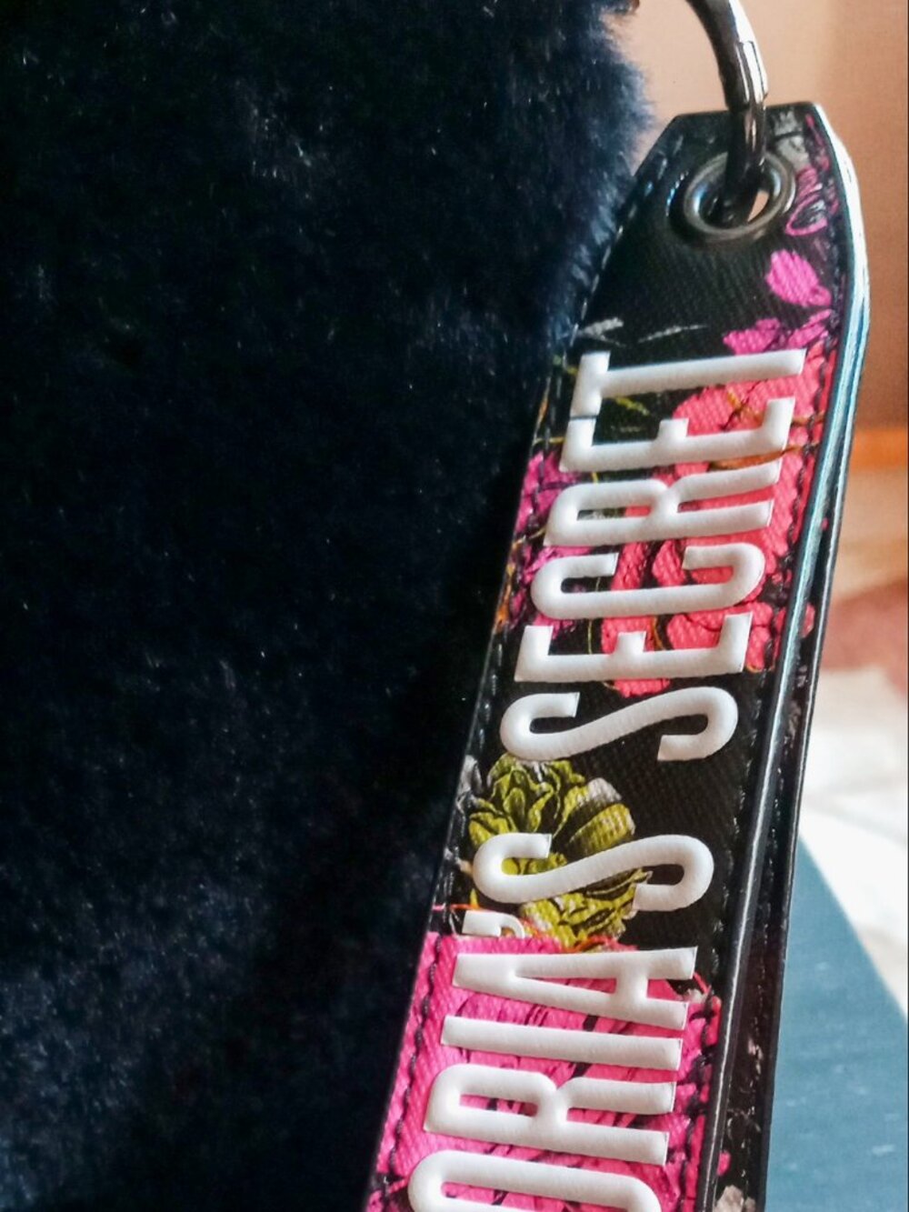 💗Victoria’s Secret Faux Fur Stud Large Wristlet/Clutch Handbag w/Floral Strap💗 - Picture 5 of 15